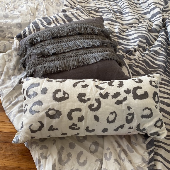 OpalHouse Full/Queen comforter set reversible. - Picture 3 of 5